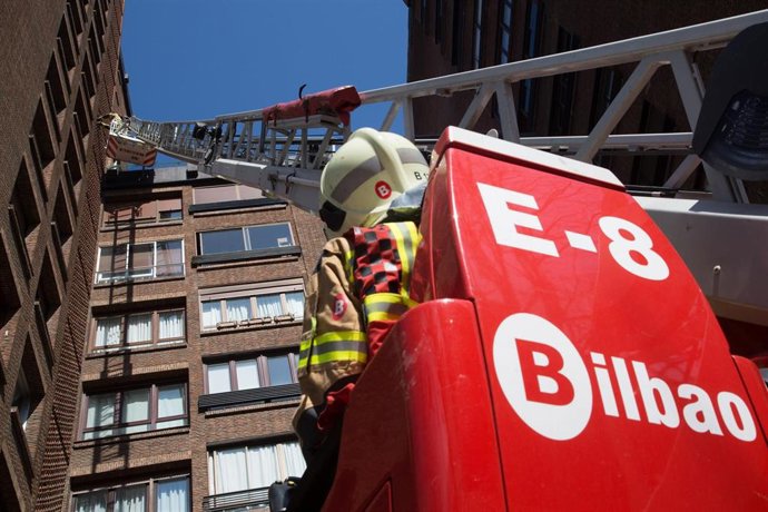 Imagen de dos bomberos.