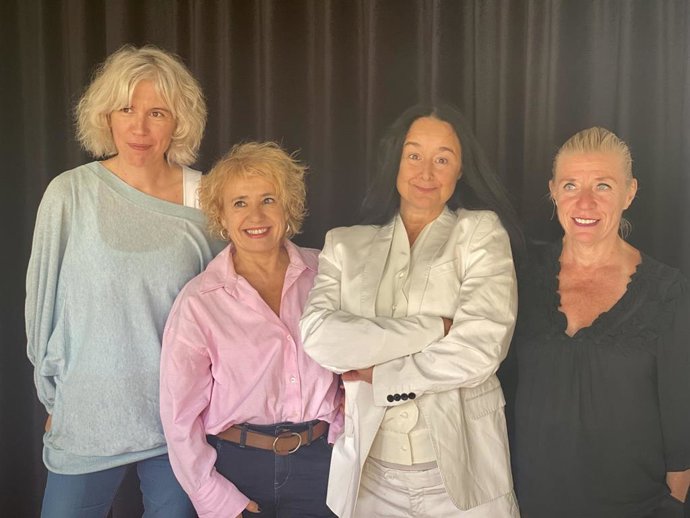 La actriz y cantante Judit Farrés junto a las bailarinas y coreógrafas Sol Picó, Natsuki y Charlotta fverholm en la presentación de 'Titanas' en Barcelona