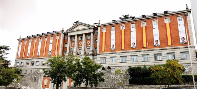 El CEU engalana su Colegio Mayor Universitario con los colores de España y un retrato de Leonor por su mayoría de edad