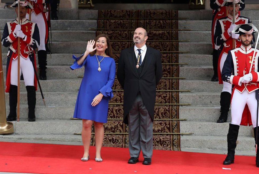 La Presidenta del Congreso de los Diputados, Francina Armengol, y el Presidente del Senado, Pedro Rollán Ojeda, durante el acto de jura de la Constitución ante las Cortes Generales