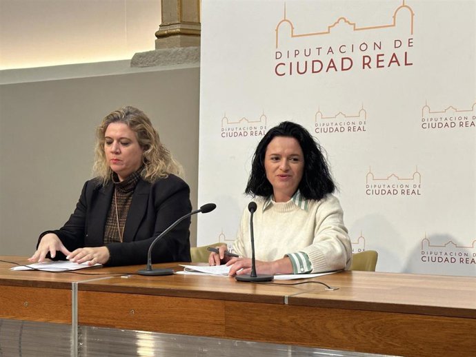 La portavoz del equipo de Gobierno de la Diputación de Ciudad Reall, Rocío Zarco, y la diputada provincial María Isabel Mansilla