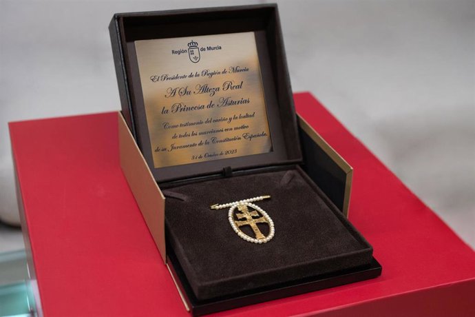 Con motivo de la mayoría de edad de Su Alteza Real y coincidiendo con su jura de la Constitución, el presidente de la Comunidad entregó un obsequio a la Princesa de Asturias: un broche de oro y perlas de la Santísima y Vera Cruz de Caravaca de la Cruz, 