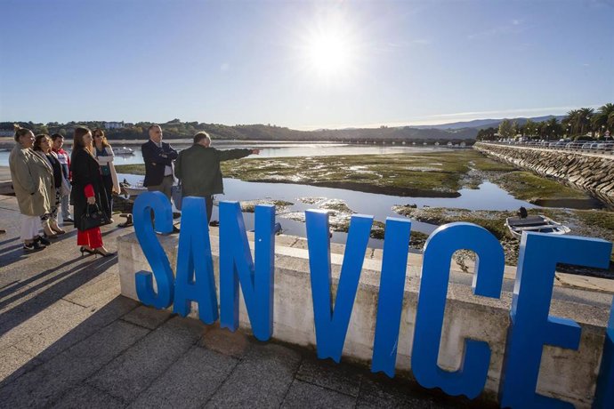 El Consejero De Fomento, Roberto Media, En Su Visita A San Vicente De La Barquera Tras Las Inundaciones.