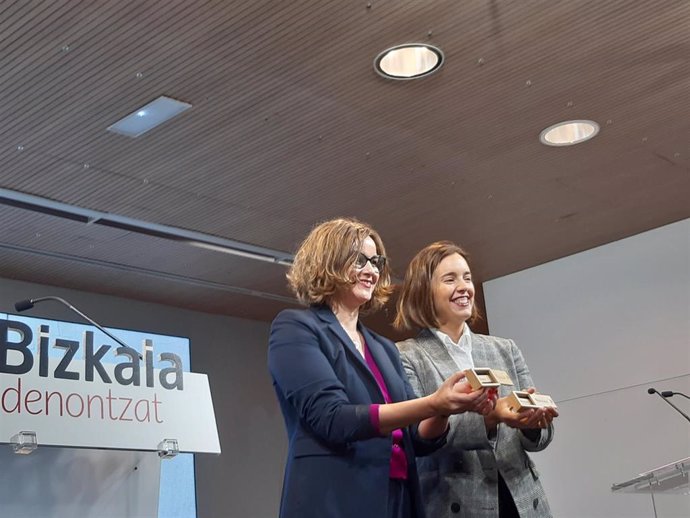 La diputada general de Bizkaia, Elixabete Etxanobe, y la diputada de Hacienda, Itxaso Berrojalbiz, presentan los presupuestos para 2024.