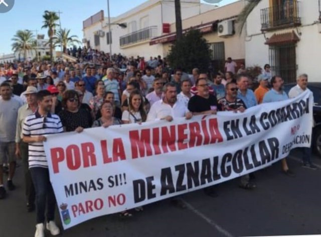 Archivo - Imagen de archivo de una movilización en Aznalcóllar (Sevilla) por la explotación de la mina.
