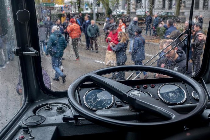 Archivo - Detalle de un volante en el interior de un autobús