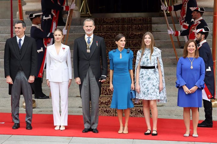 (I-D) El Presidente del Gobierno en Funciones, Pedro Sánchez, la Princesa Leonor, el Rey Felipe, la Reina Letizia, la Infanta Sofía y la Presidenta del Congreso de los Diputados, Francina Armengol, durante el acto de jura de la Constitución ante las Cor