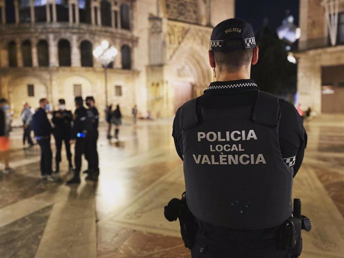 Archivo - Un agente de Policía Local de Valncia en el dispositivo de Halloween