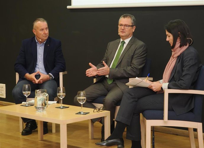 El consejero de Agricultura, Ganadería y Desarrollo Rural de la Junta de Castilla y León, Gerardo Dueñas (c); el presidente de ASAJA Castilla y León, Donaciano Dujo (i) y la delegada de Europa Press en Castilla y León, Ana Rodríguez Manso  