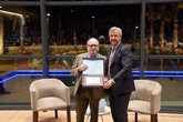 Foto: García Urbano entrega el Premio Internacional de Poesía 'Ciudad de Estepona' al autor mexicano Orlando Mondragón