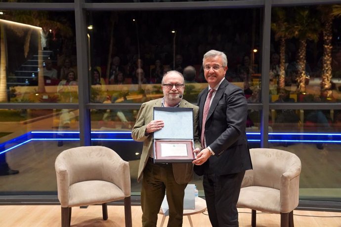 El alcalde de Estepona, José María García Urbano, entrega el Premio Internacional de Poesía 'Ciudad de Estepona' al autor mexicano Orlando Mondragón