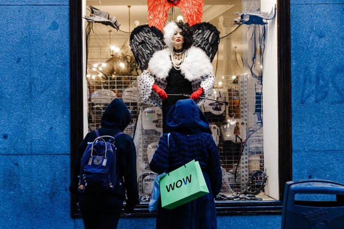 Un disfraz para Haloween expuesto en el escaparate de la tienda de Maty