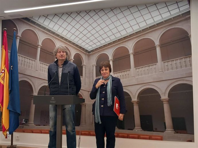 Los diputados de Podemos IU, Henar Moreno y Carlos Ollero