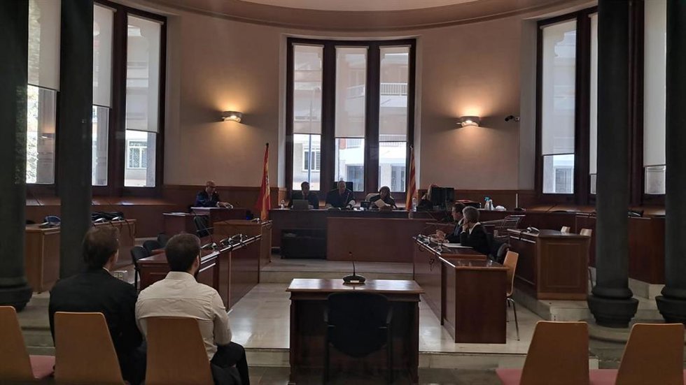 Juicio a dos acusados por presuntos desórdenes, intento de daños y atentado en una manifestación por el encarcelamiento del rapero Pablo Hasel. En la Audiencia de Barcelona el 31 de octubre de 2023.