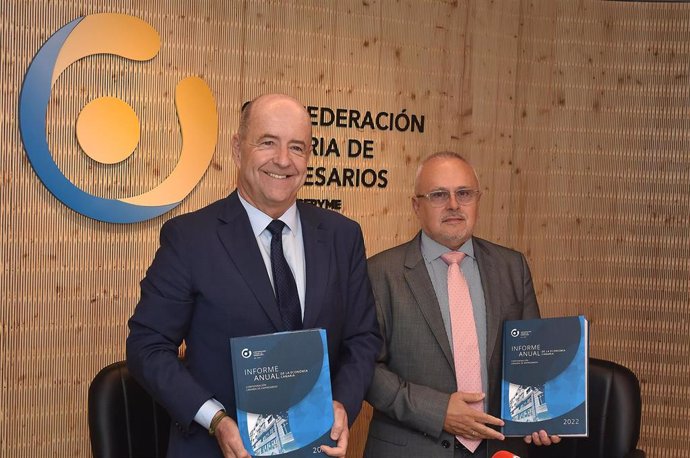 Archivo - El presidente de la CCE, Pedro Ortega, y el vicepresidente ejecutivo de la CCE, José Cristóbal García, durante la presentación del Informe anual de la economía canaria 2022