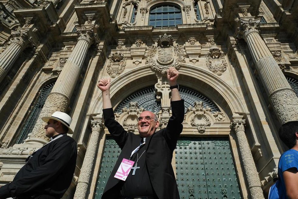 Archivo - El Obispo Auxiliar de Valencia, Arturo Pablo Ros Murgadas (c), saluda durante la inauguración y acto de acogida de la peregrinación europea de jóvenes 2022, en el Obradoiro de Santiago.
