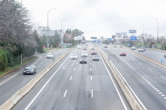Archivo - Varios coches circulan en tráfico fluido por la autovía del Noroeste, A-6, a 8 de enero de 2023, en Madrid (España). En el dispositivo de tráfico para la tercera y última fase de la operación especial de Tráfico de Navidad se esperan que entre