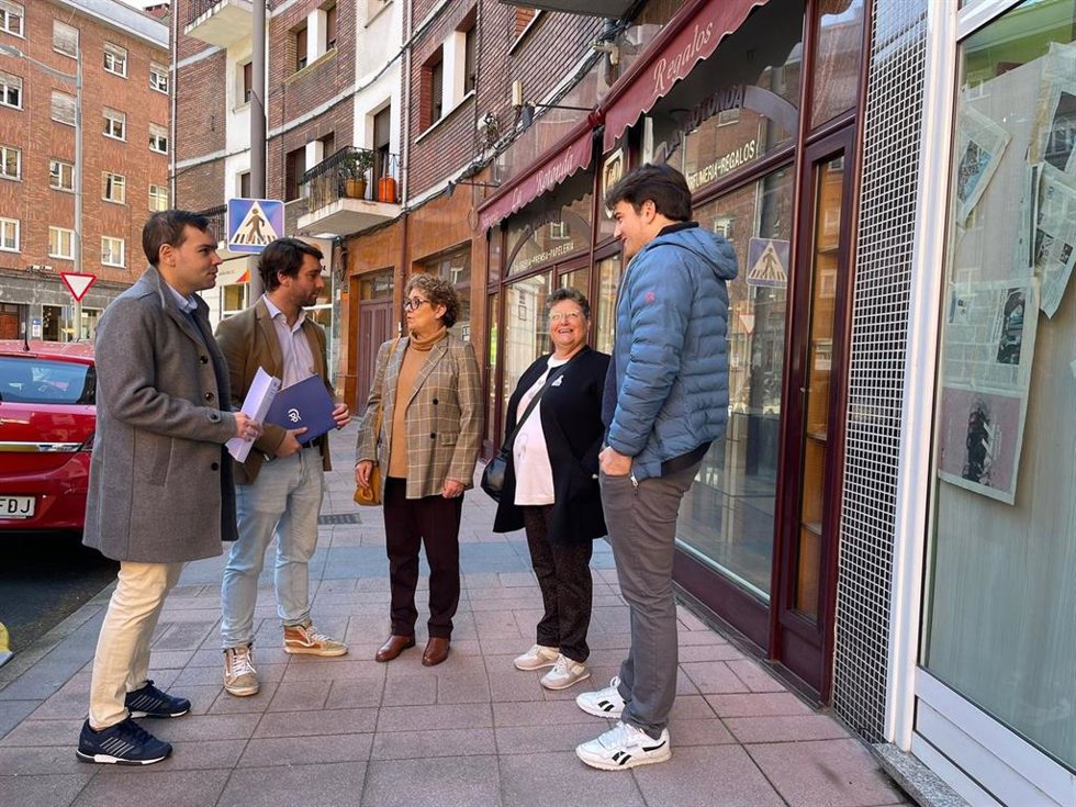 Los diputados del PP en Asturias Andrés Ruiz y Gloria García en Mieres.
