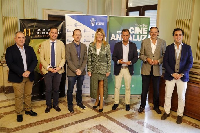 Imagen tras la firma del acuerdo de colaboración.