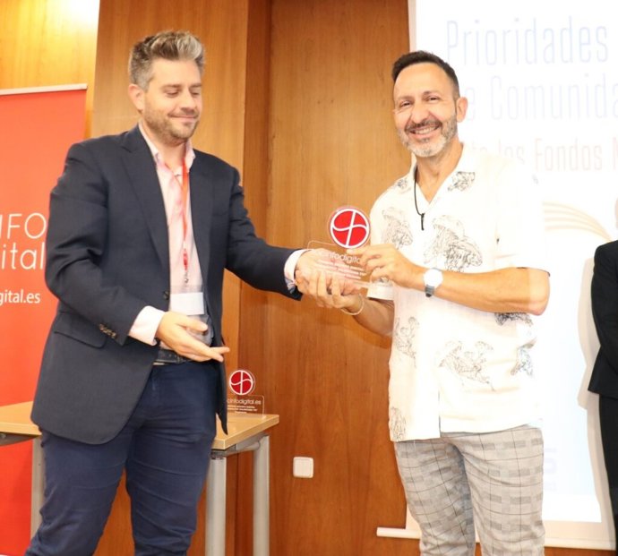 Francisco Maciá (derecha), director del projecte Smart University de la UA, junto a Borja Solís dEsri España durant la entrega de Premios Socinfo Digital Comunitat Valncia TIC.