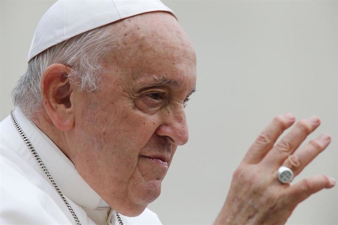 18 October 2023, Vatican, Vatican City: Pope Francis waves during his Wednesday General Audience in St. Peter's Square at the Vatican. Photo: Evandro Inetti/ZUMA Press Wire/dpa
