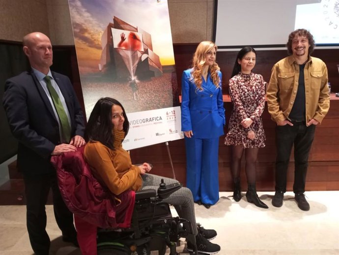 Los participantes en la presentación de Etnovideográfica, en el salón de actos del Museo Etnográfico.