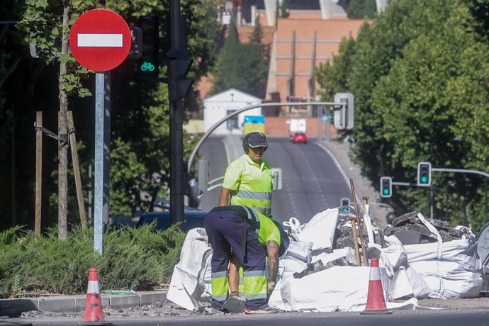 Archivo - Dos trabajadores de la construcción, a 2 de agosto de 2023, en Madrid (España). 