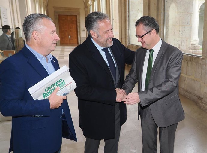 Dujo (i), el presidente de las Cortes, Carlos Pollán, y Gerardo Dueñas, poco antes de participar en el Desayuno Informativo de Europa Press.