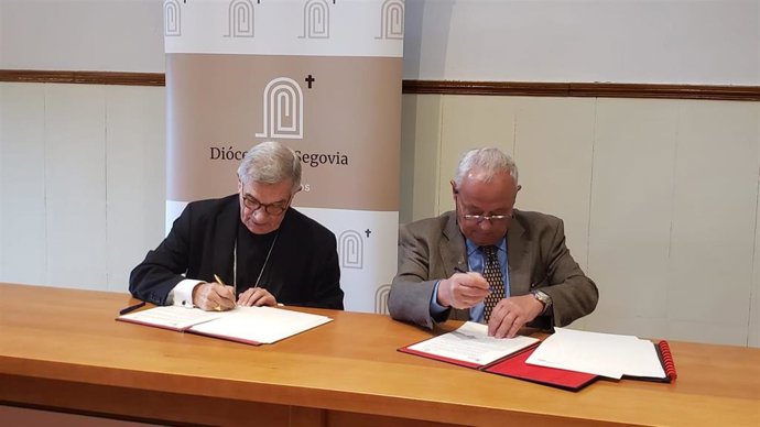 El obispo de Segovia, César Franco, y el consejero de Cultura, Gonzalo Santonja, firman el convenio de protección del patrimonio.