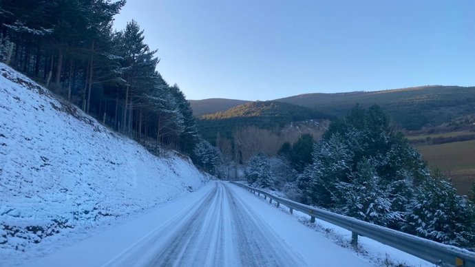 Archivo - Una de las carreteras de las Tierras Altas de Soria en esta campaña de vialidad invernal