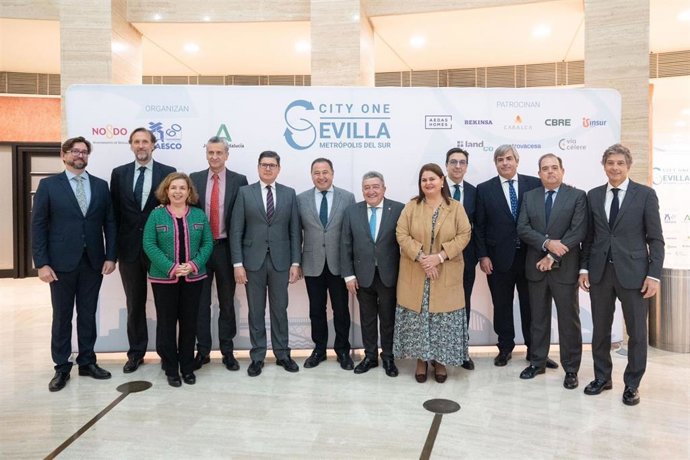 El delegado de Cartuja, Parques Innovadores, Empleo, Economía, Comercio y Consumo, Álvaro Pimentel, en la inauguración de la jornada Sevilla City One.