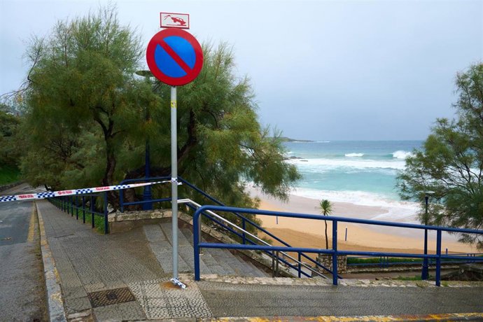 Una playa de Santander cerrada al público por avisos meteorológicos.