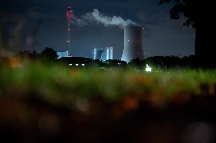28 October 2023, Rheinberg: The STEAG combined heat and power plant in Duisburg-Walsum can be seen from Rheinberg. Photo: Fabian Strauch/dpa