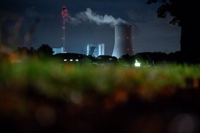 28 October 2023, Rheinberg: The STEAG combined heat and power plant in Duisburg-Walsum can be seen from Rheinberg. Photo: Fabian Strauch/dpa