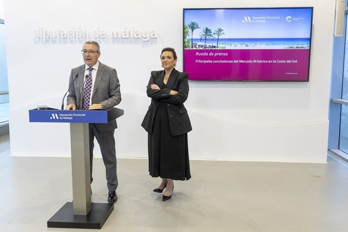 El presidente de la Diputación y de Turismo Costa del Sol, Francisco Salado, en rueda de prensa junto con Margarita del Cid, consejera delegada de Turismo Costa del Sol