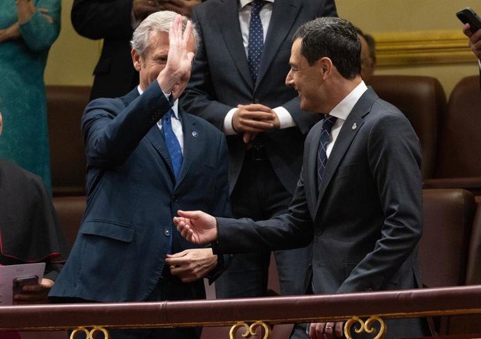 El presidente de la Xunta de Galicia, Alfonso Rueda (i), y el presidente de la Junta de Andalucía, Juanma Moreno (d),  durante el acto de jura de la Constitución ante las Cortes Generales, en el Congreso de los Diputados, a 31 de octubre de 2023, en Mad