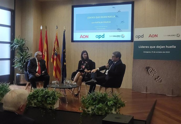 La presidenta de la Asociación de Jóvenes Empresarios (AJE) de Zaragoza, Silvia Plaza, modera el coloquio entre el presidente del Grupo Carreras, Miguel Carreras, y el director general de BSH Electrodomésticos España, Fernando Gil.