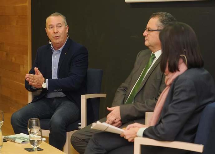El consejero de Agricultura, Ganadería y Desarrollo Rural de la Junta de Castilla y León, Gerardo Dueñas (c); el presidente de ASAJA Castilla y León, Donaciano Dujo (i) y la delegada de Europa Press en Castilla y León, Ana Rodríguez  