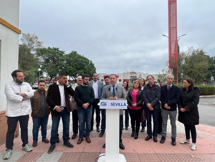 Acto del PP en la estación de Lora del Río