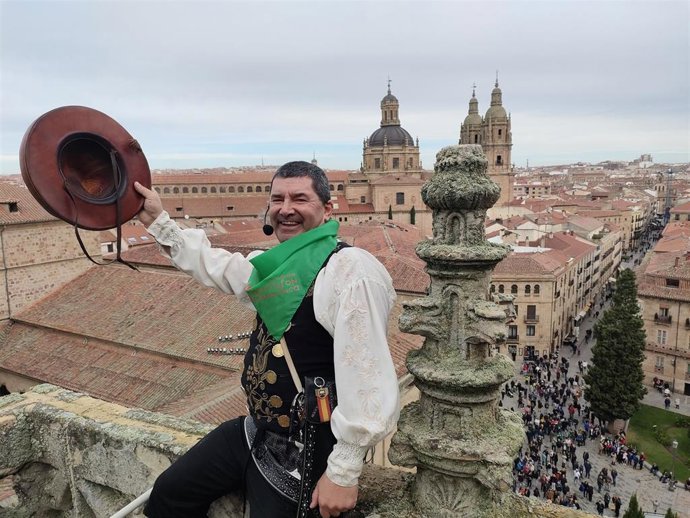 El folclorist Ángel Rufino de Haro, 'el Mariquelo', desde la Catedral de Salamanca