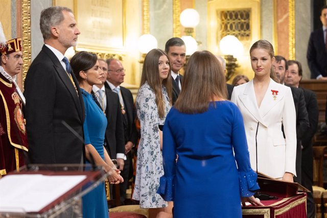 La princesa Leonor (1d) durante el acto de jura de la Constitución ante las Cortes Generales