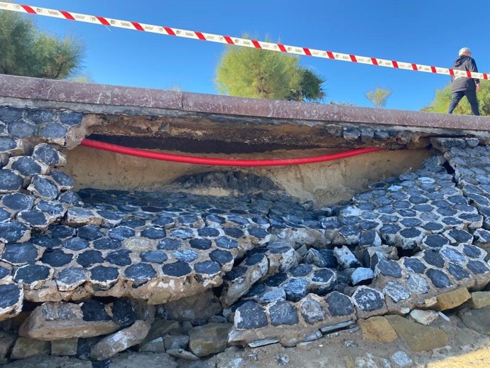 Daños en el muro de la playa