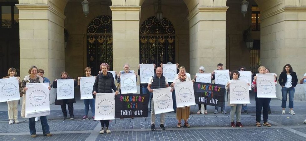 Trabajadores de la administración local y foral se concentran en San Sebastián contra los "ataques" al euskera