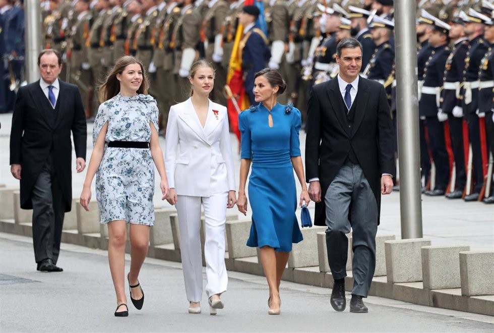 La Infanta Sofía, la Princesa Leonor, la Reina Letizia y el Presidente del Gobierno en funciones, Pedro Sánchez, durante el acto de jura de la Constitución ante las Cortes Generales, en el Congreso de los Diputados, a 31 de octubre de 2023.