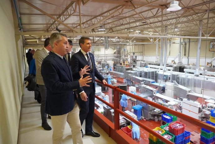 Pedro Fernández visita al sector del mantecado en Estepa