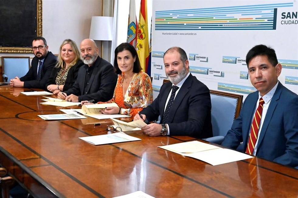 La alcaldesa de Santander, Gema Igual,  con los representantes de Fundaciñon Telefónica y Uneatlántico, durante la firma del convenio de los cursos en nuevas tecnologías