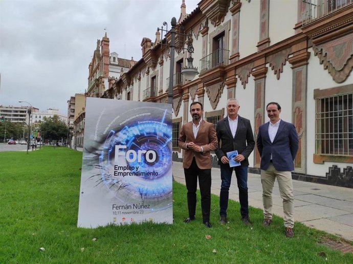 El delegado de Desarrollo Económico, Promoción y Empleo de la Diputación, Félix Romero (izda.), en la presentación del Foro de Empleo y Emprendimiento de Fernán Núñez.