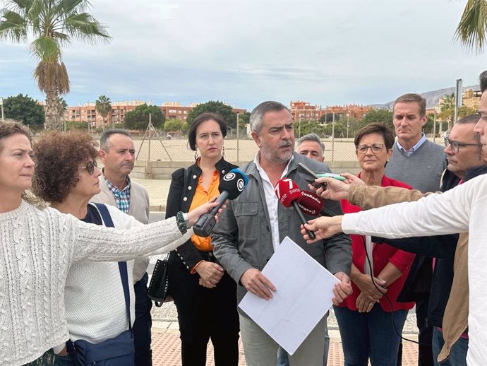 El secretario general del PSOE de Almería, Juan Antonio Lorenzo, atiende a los medios.