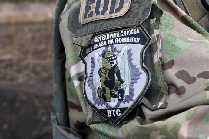 Soldado del escuadrón ucraniano encargado de retirar minas (archivo).