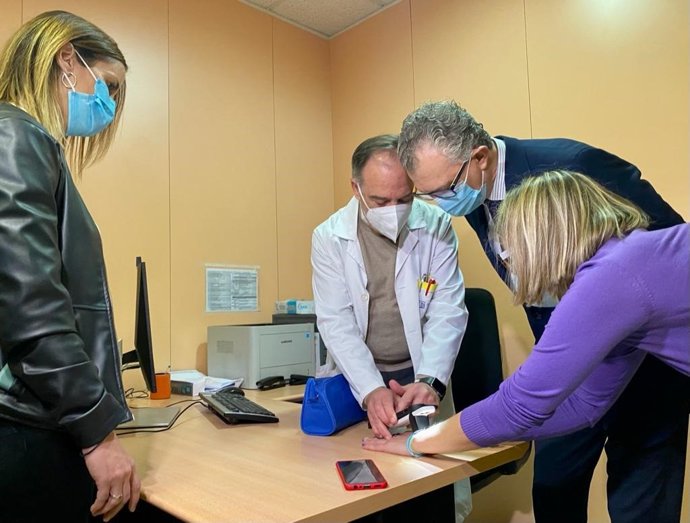 El consejero de Salud, Juan José Pedreño, segundo por la derecha, supervisa la puesta en marcha de un dermatoscopio en una consulta. La foto es de archivo porque esta tecnología se ha ido incorporando progresivamente en los centros de salud